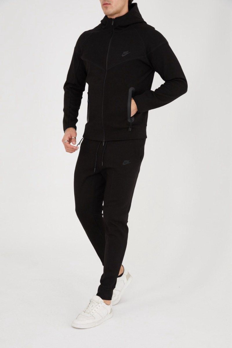 Bărbați purtând modelul Tech Fleece negru cu pantofi albi