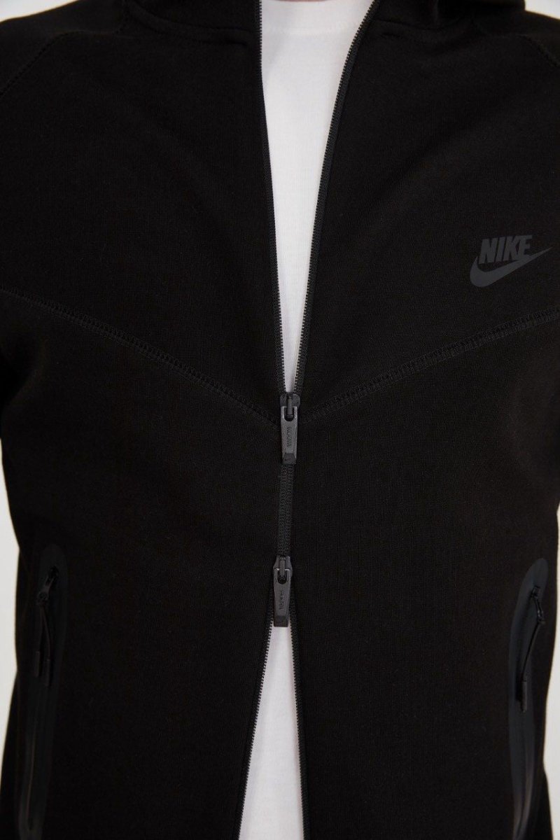 Modelul Tech Fleece negru stilat
