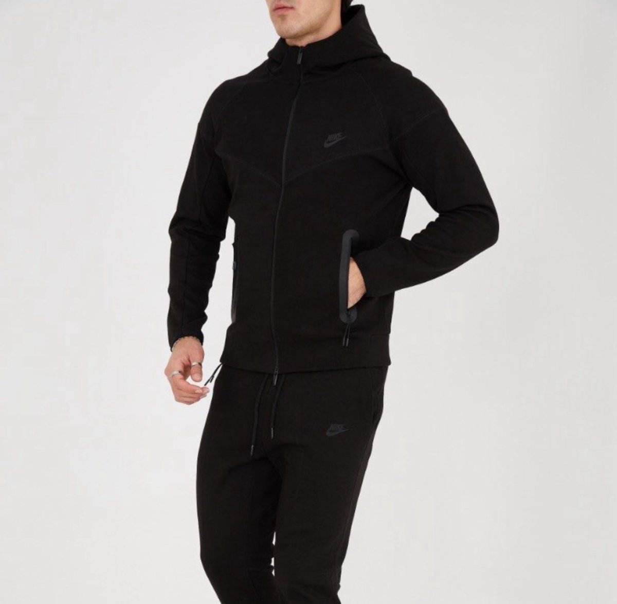 Partea de hanorac a modelului Tech Fleece negru