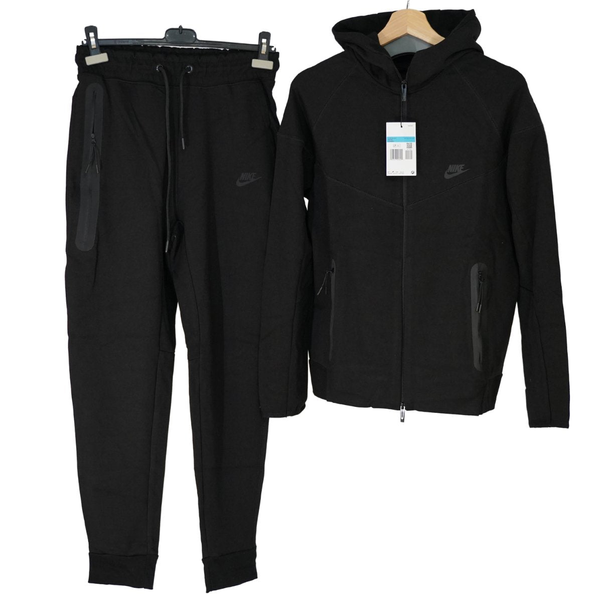 Set complet Tech Fleece negru pe fundal alb