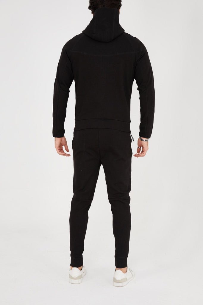 Vedere din spate a modelului Tech Fleece negru