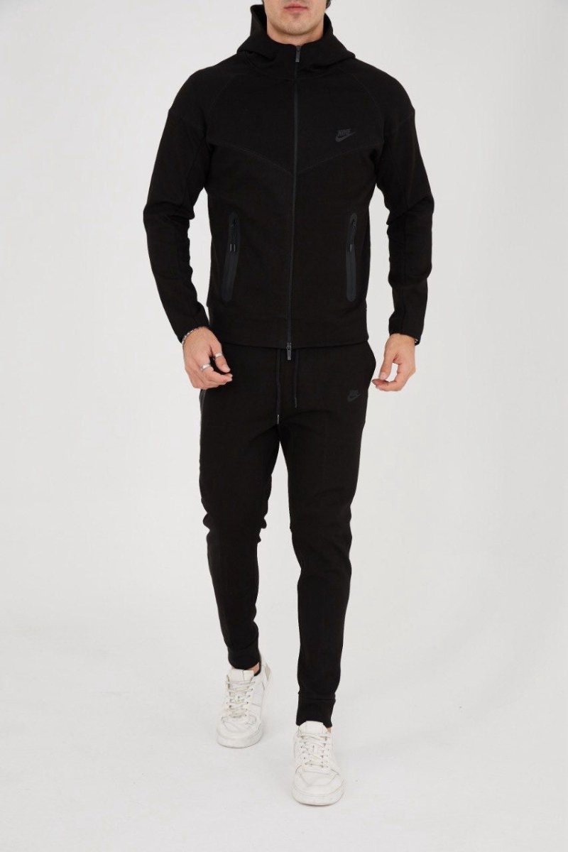 Bărbați purtând modelul Tech Fleece negru