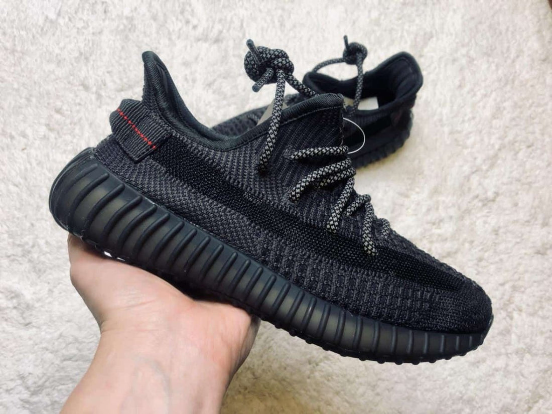 Adidas Yeezy 350 V2 Static Black – Perfecțiunea Întunecată a Streetwear-ului - ShoeResidence