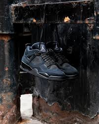 Air Jordan 4 Black Cat: Monocromul care a Cucerit Lumea Sneakerilor - ShoeResidence