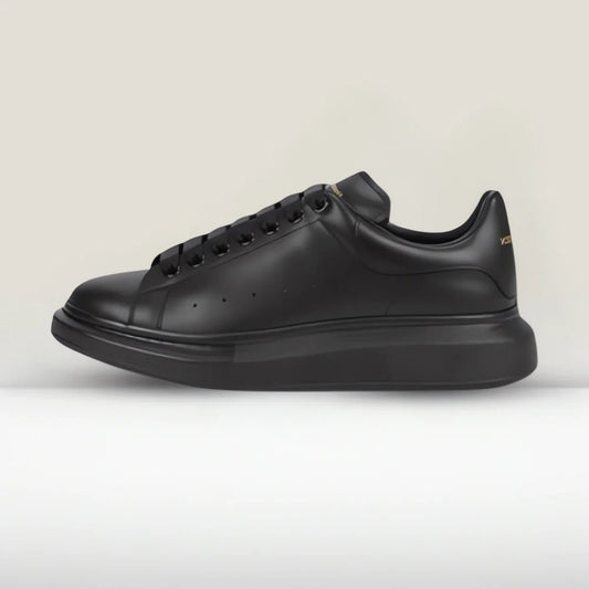 Descoperă Luxul Absolut cu Alexander McQueen Full Black: Eleganță și Putere într-o Singură Piesă - ShoeResidence