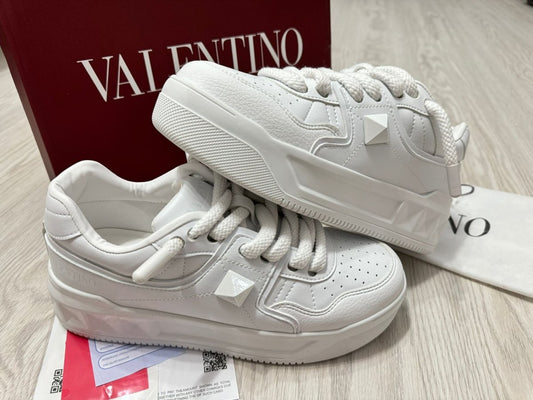 Valentino White: Sneakers-ul Definitiv pentru Eleganță și Rafinament - ShoeResidence