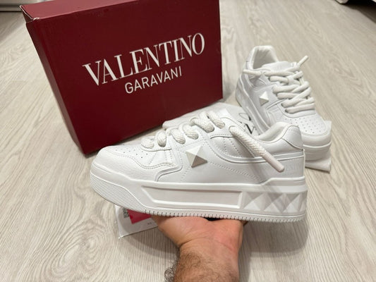 Valentino White: Sneakers-ul Definitiv pentru Eleganță și Rafinament - ShoeResidence