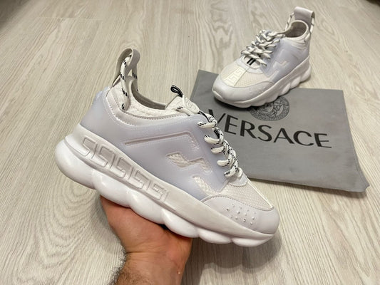 Versace Chain Reaction Full White: Luxul Italian Întâlnește Modernitatea - ShoeResidence