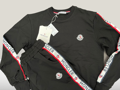 Hanorac Moncler Haine Alb Negru Trening Îmbrăcăminte Echipament Sportiv Echipament Exterior Îmbrăcăminte Casual Modă Stil Urban Comod Original Autentic Calitate Premium Design Exclusiv Colecție Nouă Trend Fashion Trendsetter Stil Fashion Trend Streetwear Brand Luxury Eleganță Chic Glamour Glamorous, Confortabil, Cool, Versatil, Atemporal, Clasic, Iconic, Modern, Inovator, Rafinat, Must-have, Superior, Materiale de calitate, Finisaje de lux, Performanță, Uz zilnic, Fit perfect, Unic, Piese de colecție