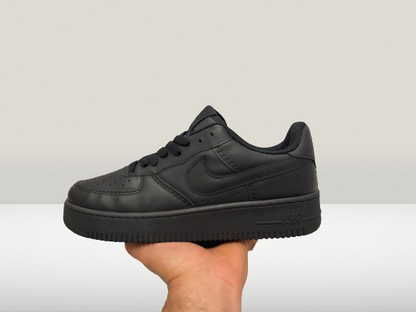 Nike Air Force 1 Low Triple Black Black Toe Negru Adidas Tenes AF1 Dama Barbati Unisex Replica Nou Ieftin Oferta Reducere Pantofi Incaltaminte Moda Accesorii Vara Iarna Urban Inalta calitate Livrare rapida Disponibilitate Stoc Comanda online Varietate Culori Dimensiuni Trendy Indragit Design modern