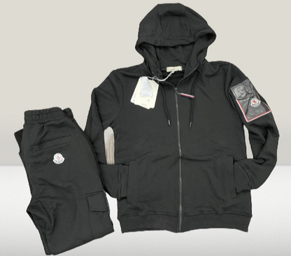 MONCLER TRENING NEGRU, Moncler trening negru, Moncler costum sport negru, Moncler set sport negru, Moncler echipament sportiv negru, Moncler îmbrăcăminte neagră, Moncler compleu negru, Moncler trening de vânzare, Moncler romania, trening moncler, trening barbati, trening dama, trening moncler copii, trening copii negru, trening negru copii