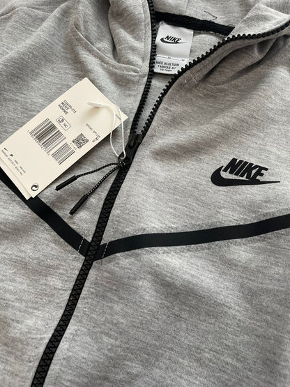 Trening Nike Tech Fleece Gri compleu complet set hanorac si pantalon s m l xl xxl nou dama barbati drip unisex copii copiii copi replica nou olc grey reps romania bumbac 2024 de vanzare haine nike vara iarna tomna primavara trening barbati gri nike tech trening trening gri trening nike tech gri hanorac nike tech gri pantalon gri nike pantaloni nike tech gri grey trening barbati trening sport nike gri trening fleece fleece gri compleu gri nike