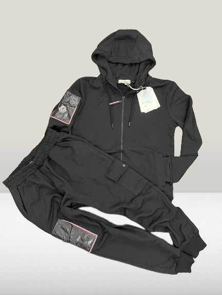 MONCLER TRENING NEGRU, Moncler trening negru, Moncler costum sport negru, Moncler set sport negru, Moncler echipament sportiv negru, Moncler îmbrăcăminte neagră, Moncler compleu negru, Moncler trening de vânzare, Moncler romania, trening moncler, trening barbati, trening dama, trening moncler copii, trening copii negru, trening negru copii