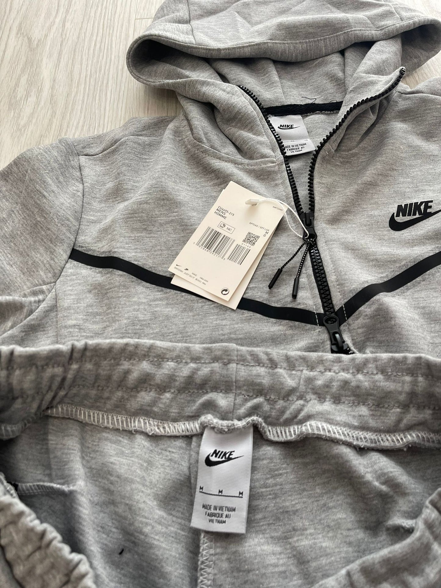 Trening Nike Tech Fleece Gri compleu complet set hanorac si pantalon s m l xl xxl nou dama barbati drip unisex copii copiii copi replica nou olc grey reps romania bumbac 2024 de vanzare haine nike vara iarna tomna primavara trening barbati gri nike tech trening trening gri trening nike tech gri hanorac nike tech gri pantalon gri nike pantaloni nike tech gri grey trening barbati trening sport nike gri trening fleece fleece gri compleu gri nike