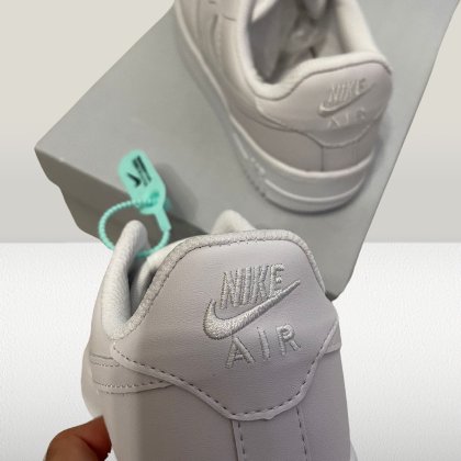Air-Force_1_with_nike_logo close up look