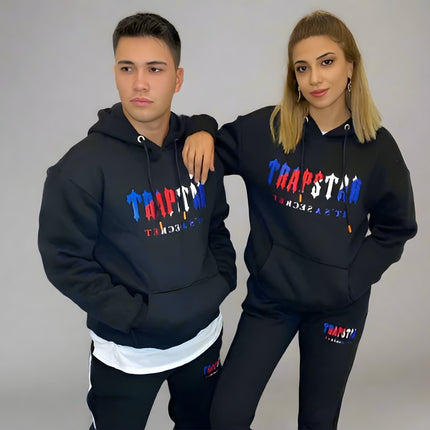 Bărbați și femei purtând compleu TRAPSTAR