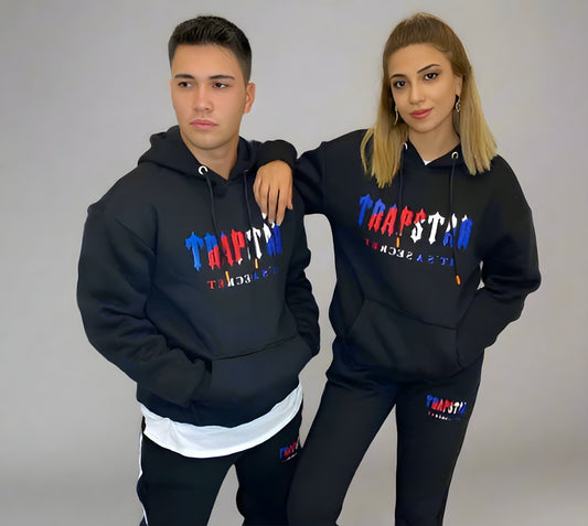 Bărbați și femei purtând compleu TRAPSTAR