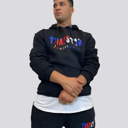 Bărbați purtând compleu TRAPSTAR