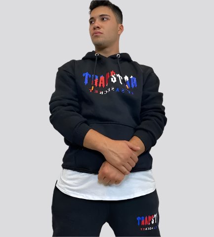 Bărbați purtând compleu TRAPSTAR