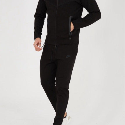 Bărbați purtând modelul Tech Fleece negru cu pantofi albi