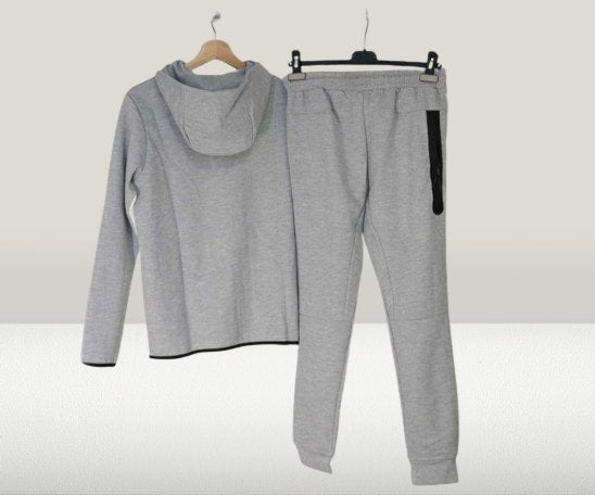 Detalii de aproape – trening Nike Tech Fleece GRI