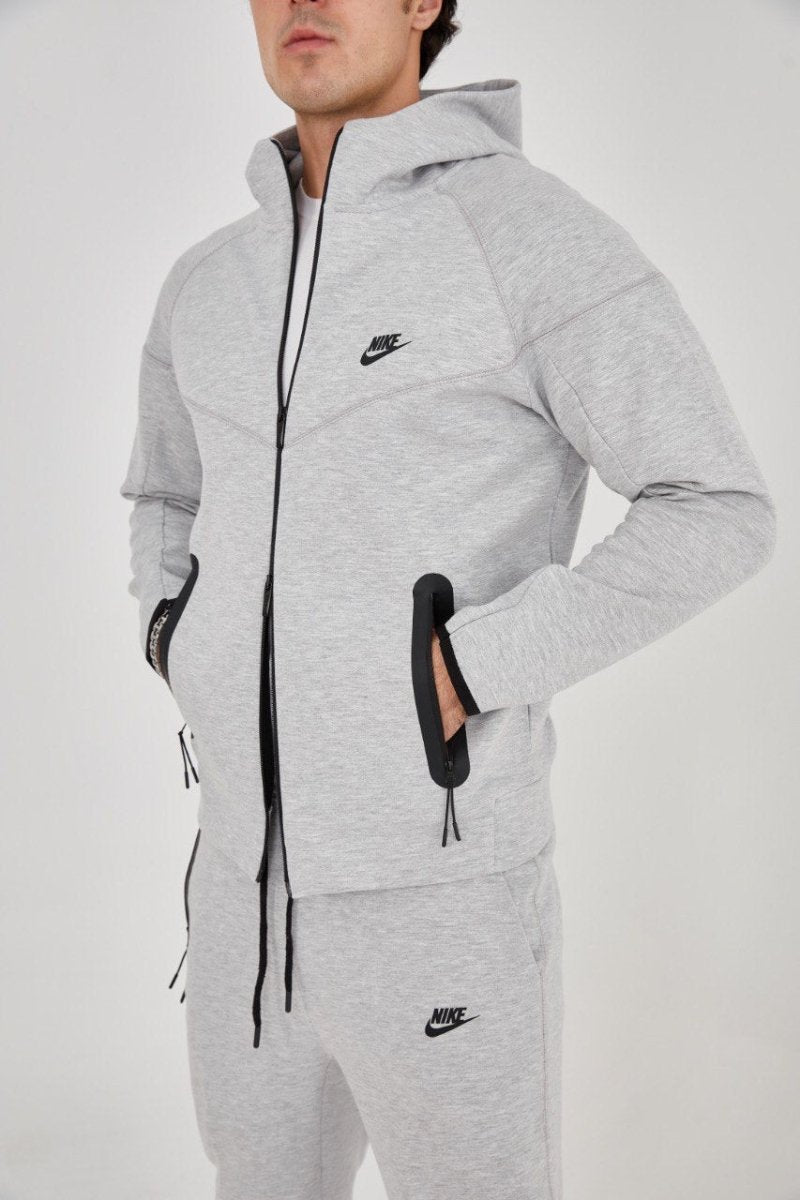 Men wearing Tech Fleece Gri model