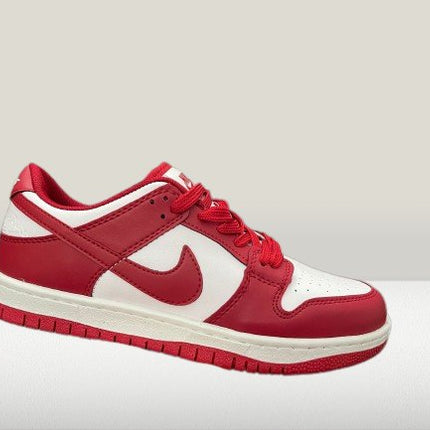 Trendy Nike Dunk Panda trainers for unisex style and comfort
