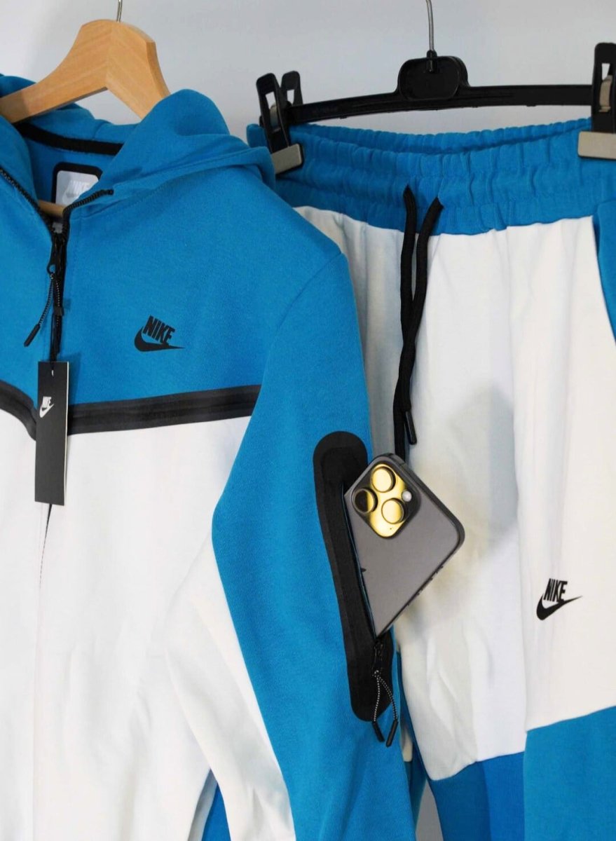 Vedere de aproape a Nike Tech Fleece albastru deschis
