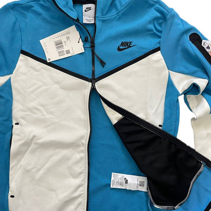 Vedere detaliată a Nike Tech Fleece albastru deschis