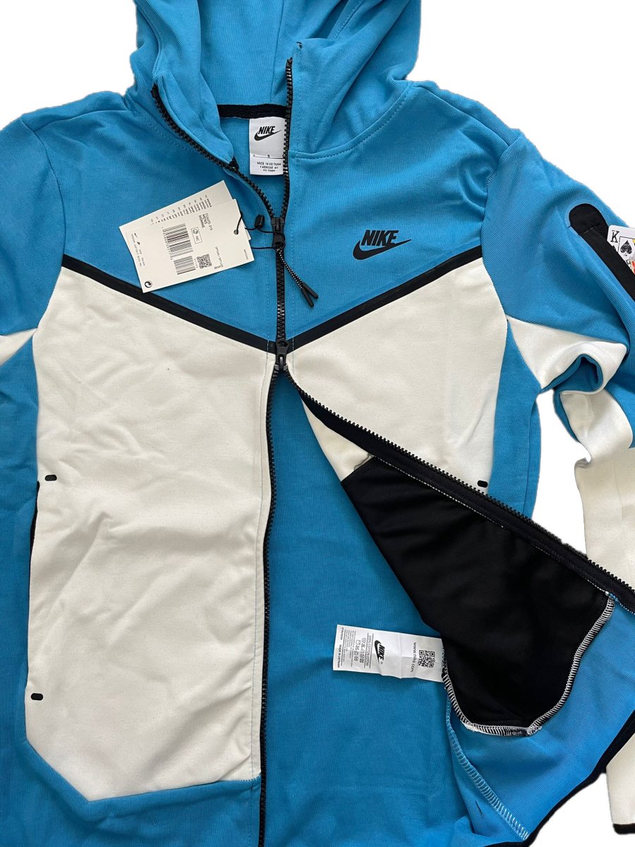 Vedere detaliată a Nike Tech Fleece albastru deschis