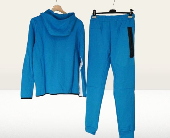 Vedere din spate a Nike Tech Fleece albastru deschis