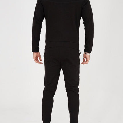 Vedere din spate a modelului Tech Fleece negru