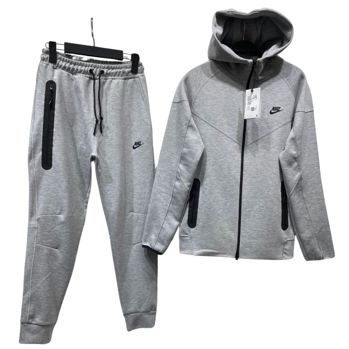 Vedere din studio a setului complet Tech Fleece gri