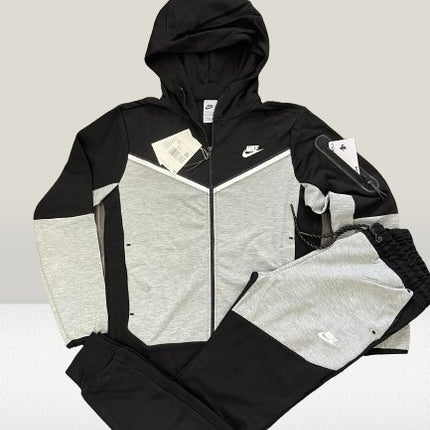 Vedere în studio a Nike Tech Fleece GRI - NEGRU pe fundal alb








