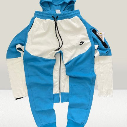 Vedere în studio a Nike Tech Fleece albastru deschis