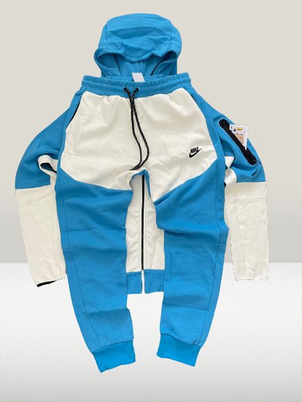 Vedere în studio a Nike Tech Fleece albastru deschis