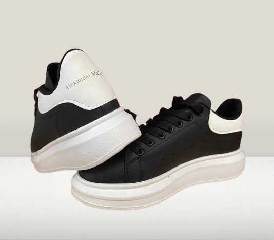 Alexander Mcqueen Negru & Alb - ShoeResidencePantof Alexander McQUEEN NEGRU alb piele ecologica produs nou replica reucere de vanzare online reps nou unisex barbati femei dama piele intoarsa black white Pantof Alexander Mcquen Alb cu negru nou produs piele ecologica reducere de vanzare olx china turcia romania replica reps reducere calitate nou femei barbati piele ecologica intoarsa white import turcia romania reducere la oferta nou pret redus 1 la 1 reps fake replici mcqueen negru pantofi barba