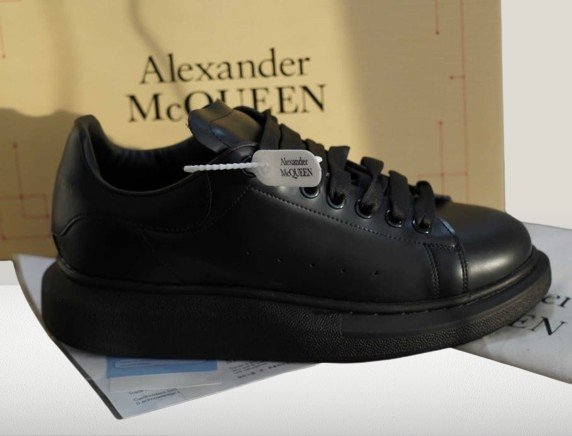 Alexander Mcqueen NEGRU PIELE [FULL - BOX] - ShoeResidenceAlexandru MCQUeen negru full triple black simplu piele ecologica reducere de vanzare nou olx replica REPLICA CHINA TURCIA NOU UNISEX DAMA BARBATI Pantof Alexander Mcuqeen negru complet full black culoare inchisanou barbati femei dama copi copii copiii de vanzare reducere oferta PANTOF Alexander Mcqueen Piele Alb cu Negru Shoeresidence nou dama barbati replica reps fake adidasi ieftini la reducere oferta de vazanre google produs nouy turci