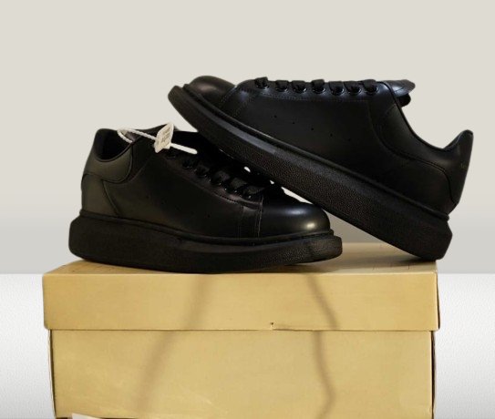 Alexander Mcqueen NEGRU PIELE [FULL - BOX] - ShoeResidenceAlexandru MCQUeen negru full triple black simplu piele ecologica reducere de vanzare nou olx replica REPLICA CHINA TURCIA NOU UNISEX DAMA BARBATI Pantof Alexander Mcuqeen negru complet full black culoare inchisanou barbati femei dama copi copii copiii de vanzare reducere oferta PANTOF Alexander Mcqueen Piele Alb cu Negru Shoeresidence nou dama barbati replica reps fake adidasi ieftini la reducere oferta de vazanre google produs nouy turci