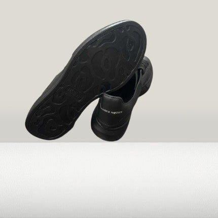 Alexnader Mcqueen Negru - Complet [REDUCERE] - ShoeResidencePantof Alexander Mcuqeen negru complet full black culoare inchisa imitatie piele nou barbati femei dama copi copii copiii de vanzare reducere oferta PANTOF Alexander Mcqueen Piele Alb cu Negru Shoeresidence nou dama barbati replica reps fake adidasi ieftini la reducere oferta de vazanre google produs nouy turcia olx PANTOF Alexander Mcqueen Piele Alb cu Negru Shoeresidence nou dama barbati replica reps fake adidasi ieftini la reducere o