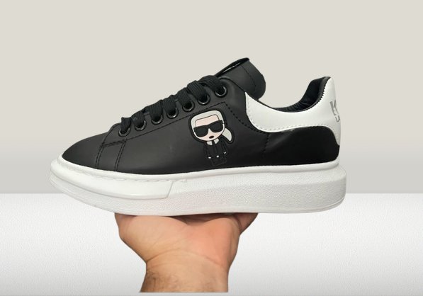 Karl Lagerfeld Negru & Alb [NOU] - ShoeResidencekARL LAGERFELD NEGRU ALB BARBATI FEMEI UNISEX NEGRU PIELE NOU SILICON TURCIA CHINA REPLICA REDUCERE OFERTA PANTOFI ALB ALBI TENES ADIDASI Karl Lagerfeld Alb Barbați Femei Unisex Pantofi Încălțăminte Sneakeri Silicon Turcia China Replica Reducere Promoție Ofertă Cumpărare Online Nou Original Autentic Calitate Premium Piele Sintetic Vară Iarnă Stil Modă Trend Urban Elegant Comod Luxury Designer Brand Fashion Designer Accesorii Eleganță Colecție Exclu