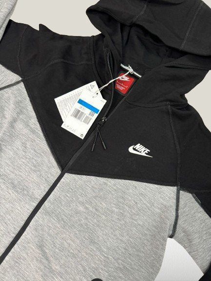 Nike Tech Fleece GRI - NEGRU 2024 [SET COMPLET] - ShoeResidenceTrening Nike Tech Fleece Hanorac Pantalon Gri Bumbac Damă Bărbați Copii Unisex, trening gri Nike Tech, pantaloni Nike Tech Fleece, hanorac gri Nike Tech, trening Nike Tech gri, pantaloni Nike Tech gri, hanorac Nike Tech gri, trening Nike Tech Fleece România, trening gri damă, trening gri bărbați, trening Nike Tech Fleece gri, pantaloni gri Nike Tech, hanorac gri Nike Tech Fleece, trening gri unisex, trening Nike Tech copii, trening N