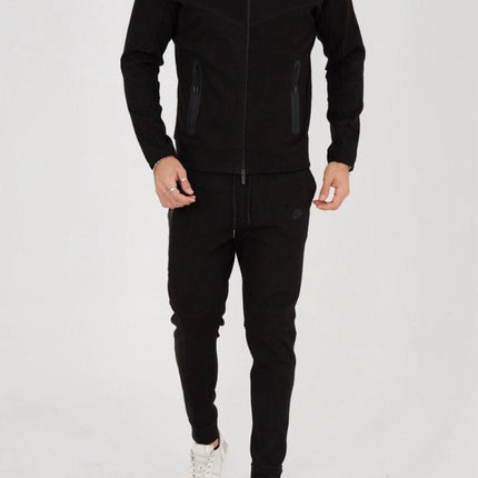 Bărbați purtând modelul Tech Fleece negru