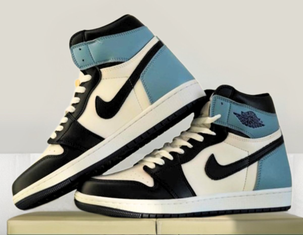 side profile of Jordan 1 OBSIDIAN 