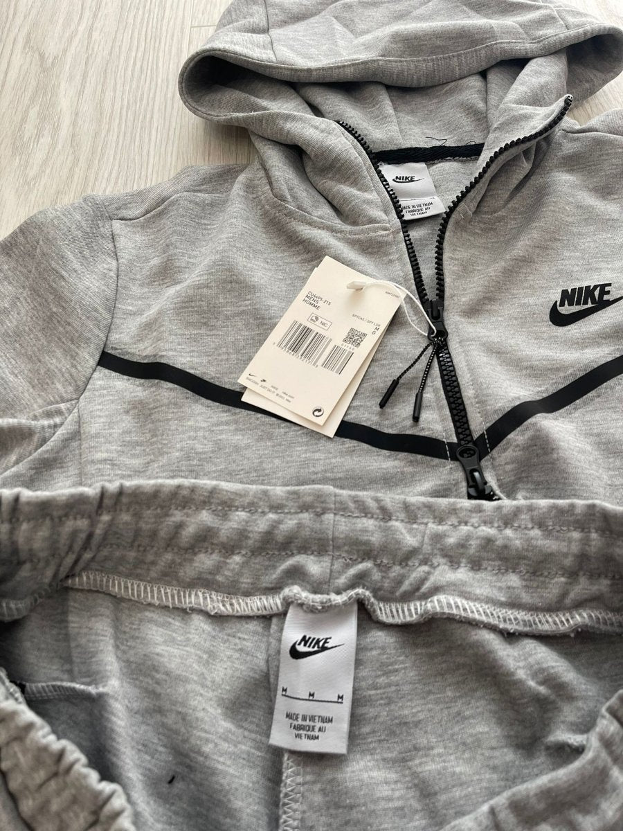 Tech Fleece Gri Model - 2023 [SET COMPLET] - ShoeResidenceTrening Nike Tech Fleece Gri compleu complet set hanorac si pantalon s m l xl xxl nou dama barbati drip unisex copii copiii copi replica nou olc grey reps romania bumbac 2024 de vanzare haine nike vara iarna tomna primavara trening barbati gri nike tech trening trening gri trening nike tech gri hanorac nike tech gri pantalon gri nike pantaloni nike tech gri grey trening barbati trening sport nike gri trening fleece fleece gri compleu gri 