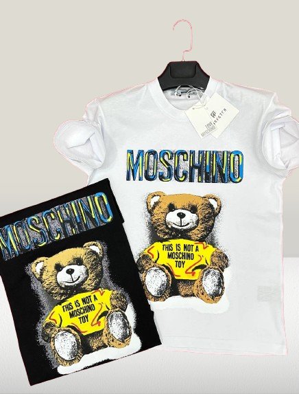 Tricou MOSCHINO [NOU] - ShoeResidence tricouri bărbați, tricouri damă, tricouri firmă, tricouri vară, tricouri diferite branduri, tricouri femei, tricouri casual bărbați, tricouri casual femei, tricouri polo, tricouri sport, tricouri personalizate, tricouri stil urban, tricouri cu imprimeuri, tricouri simple, tricouri colorate, tricouri elegante, tricouri Moschino, tricouri Off - White, tricouri Gucci, tricouri Nike, tricouri AdidasCompleuriS