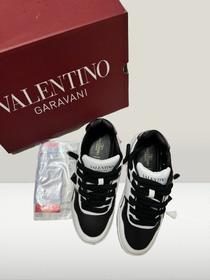 Valentino Garavanni Alb - Negru [NOU] - ShoeResidenceVALENTINO GARAVANNI PANTOF ADIDAS CASUAL ALB NEGRU WHIITE ALB PIELE NOU DE VANZARE REDUCERE OFERTA ROPE LACES SHOES TENES SNEAKER OLX SHOERESIDENCE SHOE RESIDENCE REPLICA VALENTINO GARAVANNI PANTOFALENTINO GARAVANNI PANTOF ADIDAS CASUAL ALB NEGRU WHIITE ALB PIELE NOU DE Valentino Garavani, Pantof, Adidas, Casual, Alb, Negru, Sneakers, Incaltaminte, Sport, Fashion, Streetwear, Moda, Stil Urban, Comod, Original, Autentic, Calitate, Premium, Desi