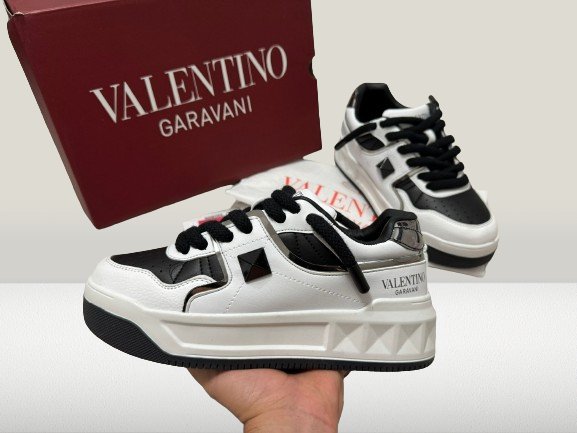 Valentino Garavanni Alb - Negru [NOU] - ShoeResidenceVALENTINO GARAVANNI PANTOF ADIDAS CASUAL ALB NEGRU WHIITE ALB PIELE NOU DE VANZARE REDUCERE OFERTA ROPE LACES SHOES TENES SNEAKER OLX SHOERESIDENCE SHOE RESIDENCE REPLICA VALENTINO GARAVANNI PANTOFALENTINO GARAVANNI PANTOF ADIDAS CASUAL ALB NEGRU WHIITE ALB PIELE NOU DE Valentino Garavani, Pantof, Adidas, Casual, Alb, Negru, Sneakers, Incaltaminte, Sport, Fashion, Streetwear, Moda, Stil Urban, Comod, Original, Autentic, Calitate, Premium, Desi