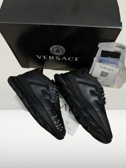 Versace Chain Reaction NEGRU [FULL - BOX] - ShoeResidenceVersace Chain Reaction NEGRU, Versace ADIDASI, Versace Pantof, Versace PANTOFI, Unisex, Adulti, Barbati, Dama, Copii, adidasi versace, adidasi versace chain reacton negru, adidasi versace barbati, versace romania, PANTOF VERSACE, PANTOFI VERSACE, PANTOFI VERSACE NEGRU, SNEAKER VERSACE, VERSACE CHAIN REACTION BLACK, VERSACE CHAIN REACTION PANTOF, VERSACE NEGRU, ADIDASI VERSACE NEGRU, ADIDASI VERSACE IEFTINIVersace36