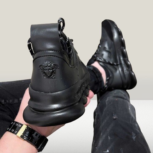 Versace Chain Reaction NEGRU [STOC LIMITAT] - ShoeResidenceVersace Chain Reaction Alb, Versace Sneakers, Versace Pantof Nou, Versace Adidas, Trendsetter, LUX, Original, Calitate Premium, Design Exclusiv, Colectie Noua, Iconic, Modern, Atemporal, Versatil, Stil Urban, Comod, High - end, Edgy, Streetwear, Sport - Chic, Inovator, Rafinament, Must - Have, Piese de Colectie, Fit Perfect, Popular, Durabil, Minimalist, Glamour, Moda, Lifestyle, Unisex, Adulti, Barbati, Dama, Copii, Versace Fashion, Ver